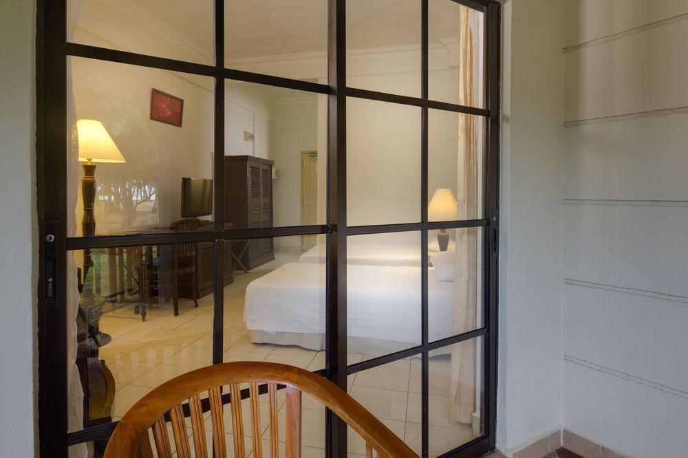 Eastana Cherating Beach Resort Екстер'єр фото
